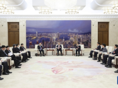 赵乐际看望参加十四届全国人大二次会议报道的新闻工作者