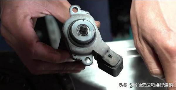奔驰小精灵离合器维修_奔驰smart变速箱故障_奔驰维修技术