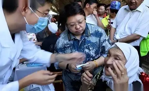 蒋欣捐款惹怒韩红 资讯