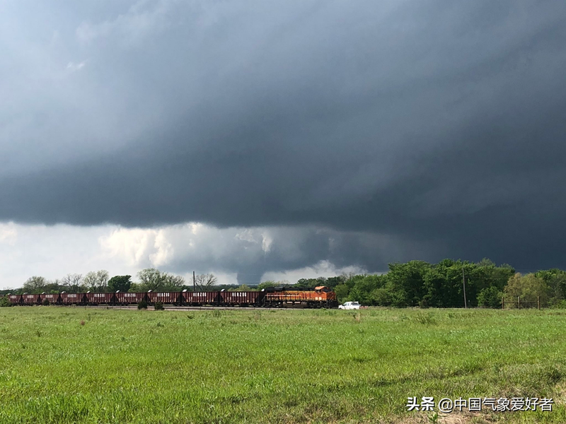 新闻报道美国龙卷风