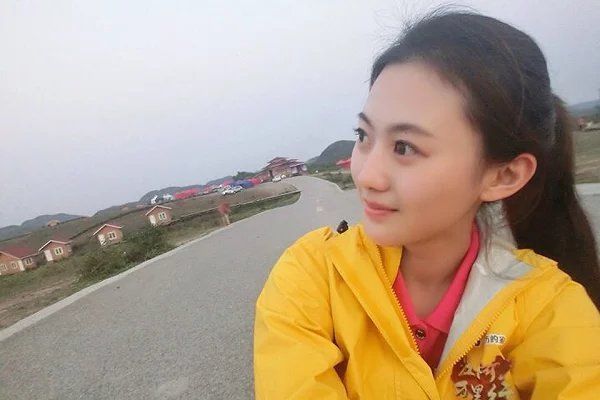 央视午夜新闻女主播