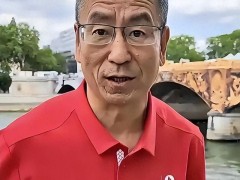 全家移民、靠关系进央视？57岁白岩松近况曝光，资源降级头发全白