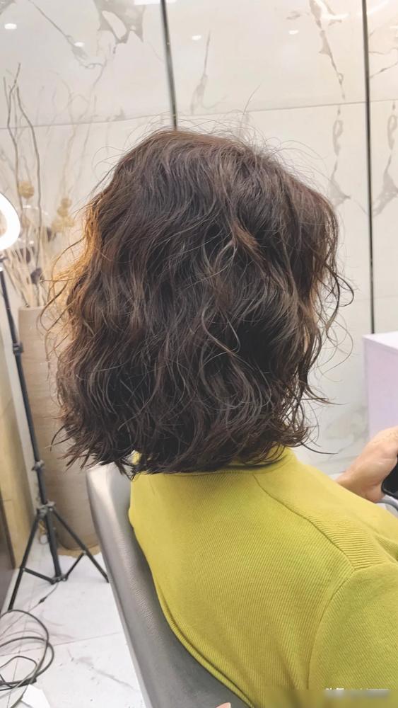 最具人气的3种女士发型,长中短都很美,喜欢别错过(图11) 长发女士烫发图片大全_长发女烫发型图片_女士长发烫发图片