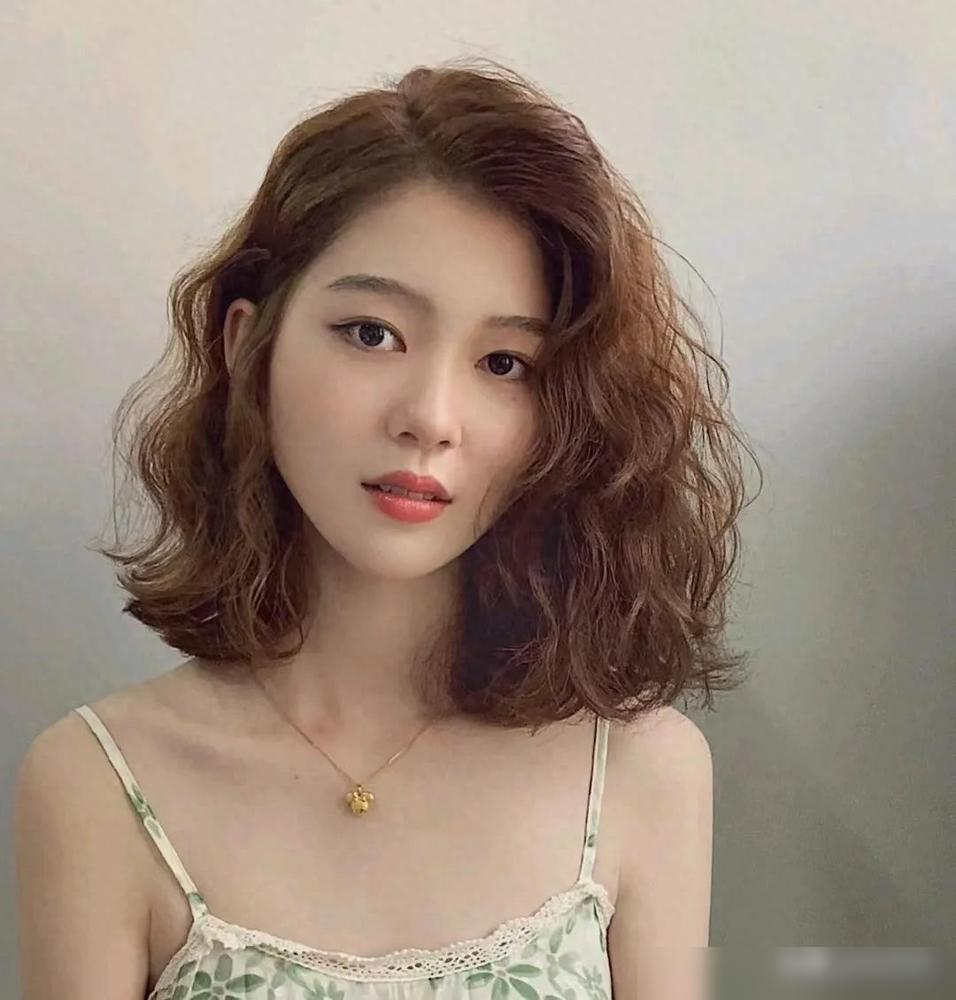 最具人气的3种女士发型,长中短都很美,喜欢别错过(图13) 女士长发烫发图片_长发女士烫发图片大全_长发女烫发型图片