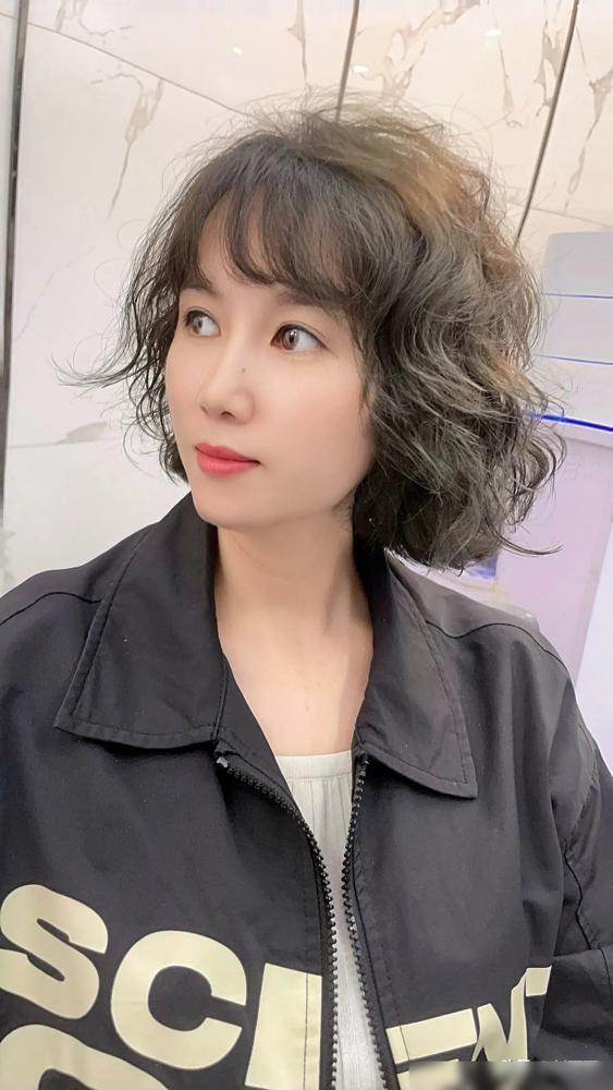 最具人气的3种女士发型,长中短都很美,喜欢别错过(图15) 长发女士烫发图片大全_长发女烫发型图片_女士长发烫发图片