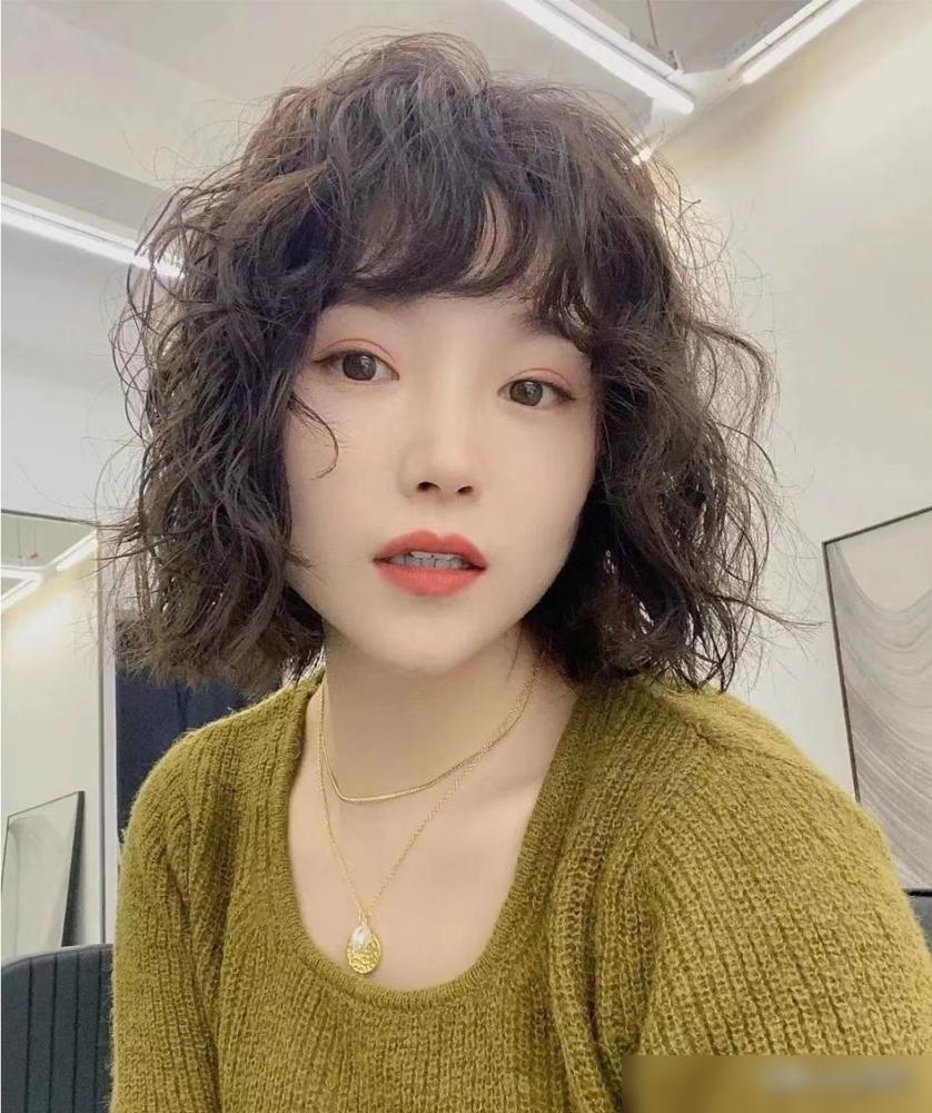 最具人气的3种女士发型,长中短都很美,喜欢别错过(图3) 长发女士烫发图片大全_长发女烫发型图片_女士长发烫发图片