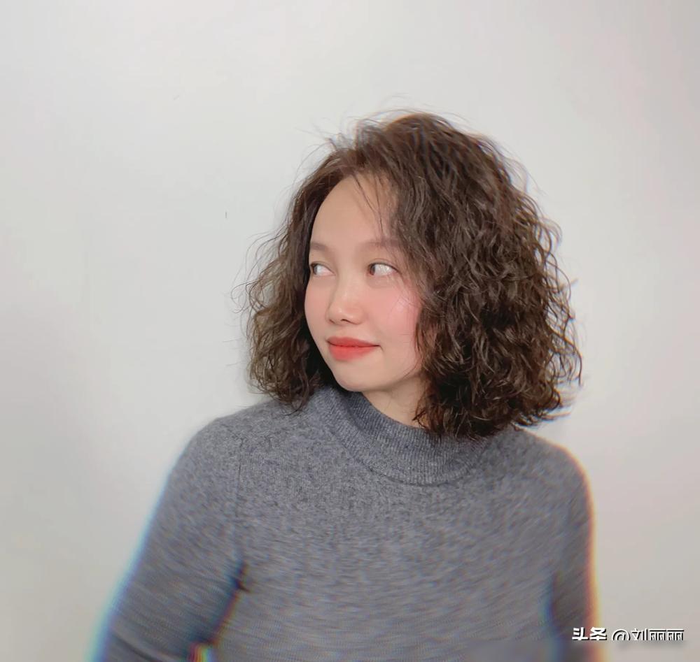 最具人气的3种女士发型,长中短都很美,喜欢别错过(图4) 长发女士烫发图片大全_长发女烫发型图片_女士长发烫发图片