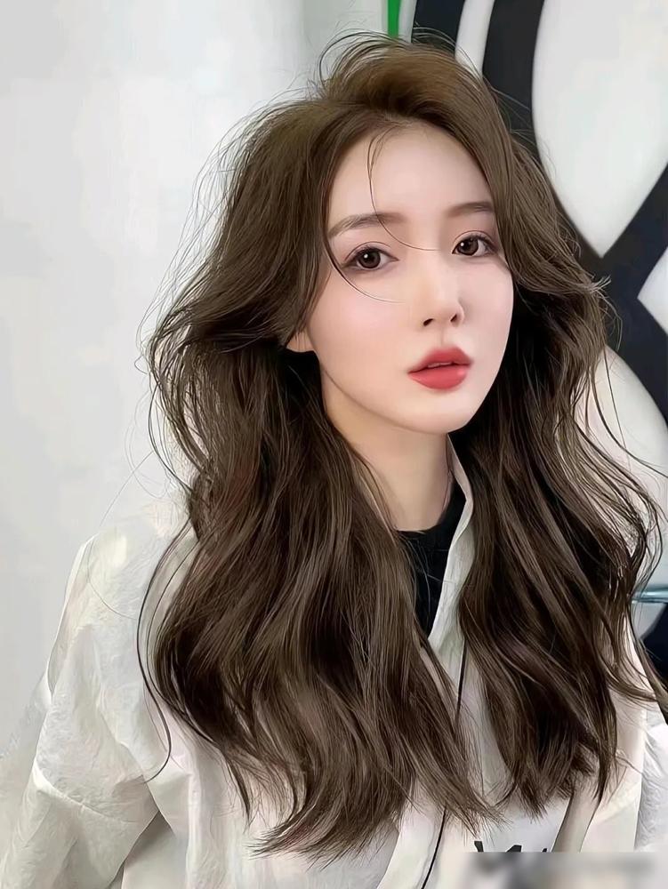 最具人气的3种女士发型,长中短都很美,喜欢别错过(图6) 女士长发烫发图片_长发女士烫发图片大全_长发女烫发型图片