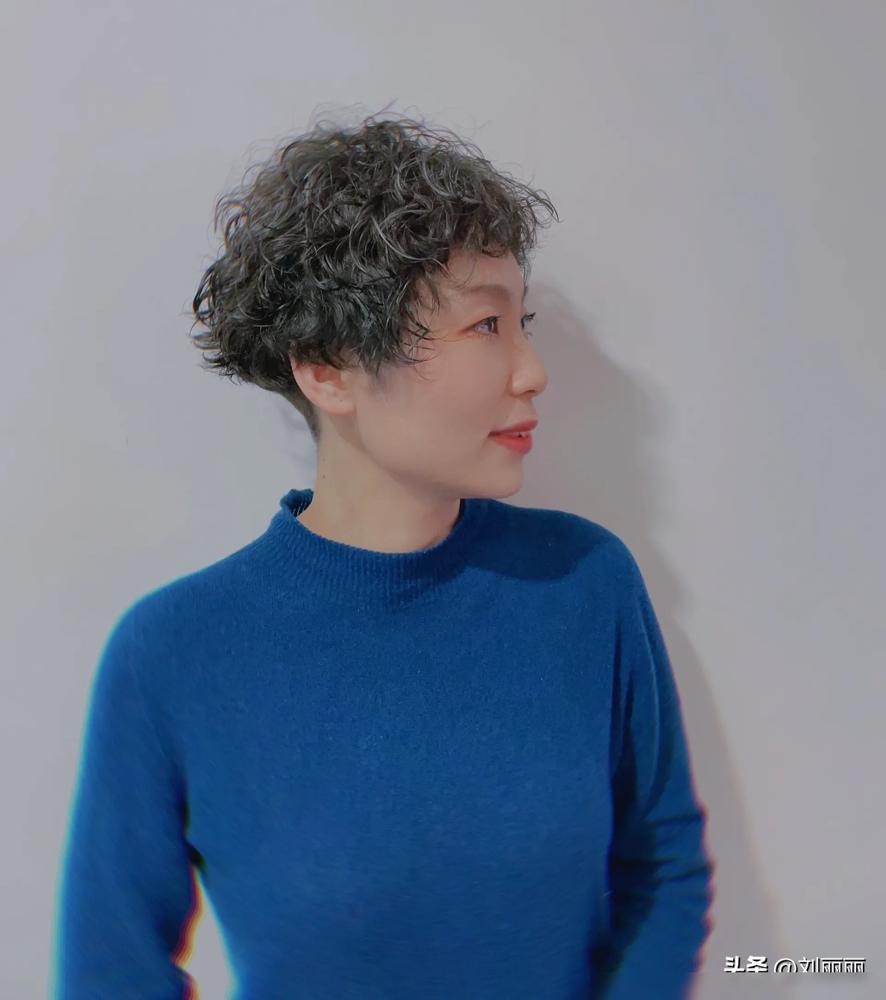 最具人气的3种女士发型,长中短都很美,喜欢别错过(图10) 长发女士烫发图片大全_女士长发烫发图片_长发女烫发型图片