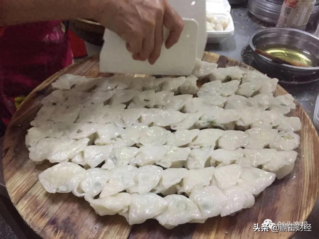 80后夫妻创业,卖家乡特色小吃,一个月赚3万(图1) 特色小吃装修图片_小吃的装修_小吃装修简装大气