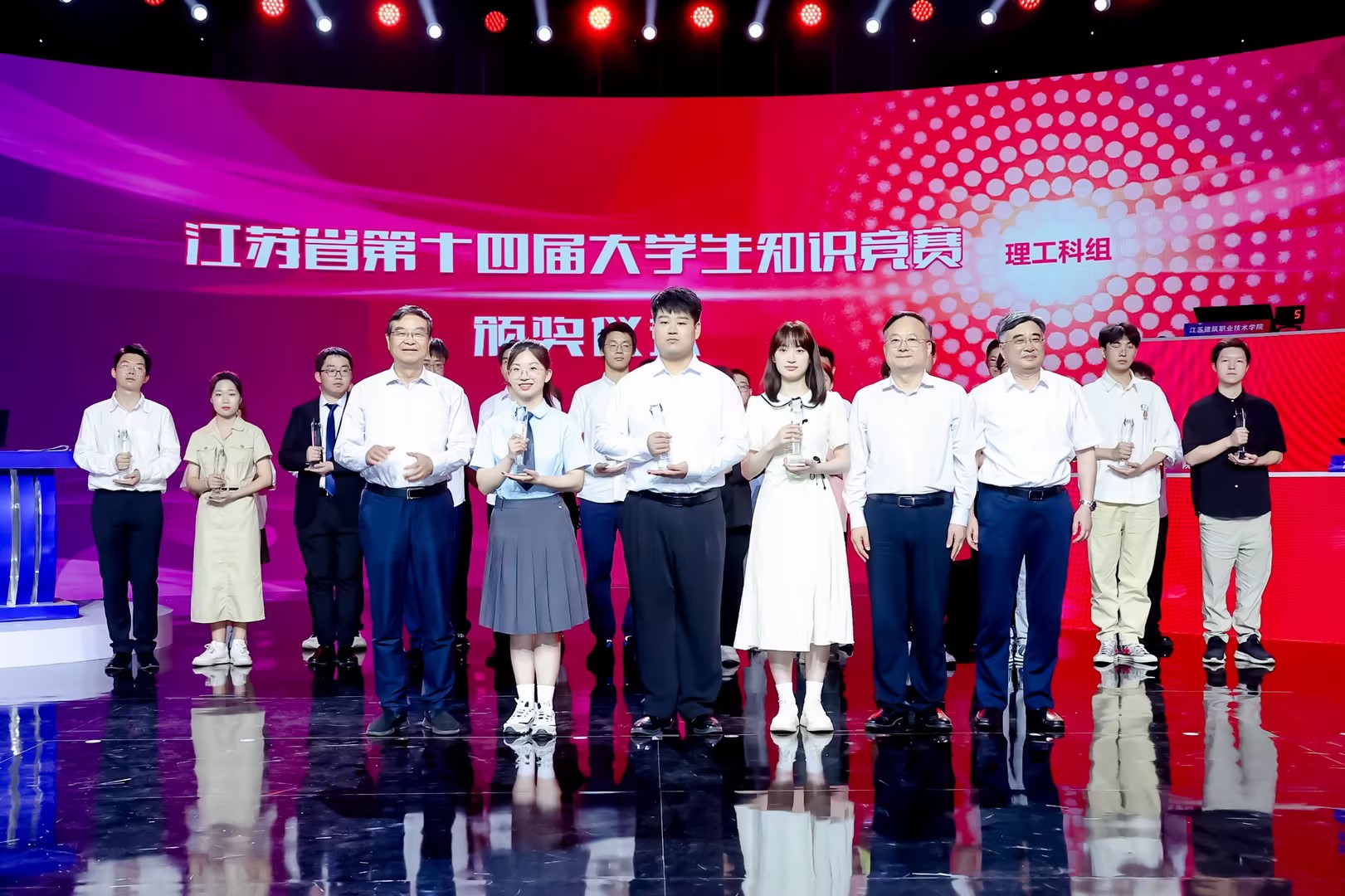 我校学子喜获江苏省第十四届大学生知识竞赛(理工科组)一等奖第一名(图1) 江苏省第二届理工科大学生人文社会科学知识竞赛试卷_江苏理科生人文知识竞赛_江苏省人文社科知识竞赛奖状