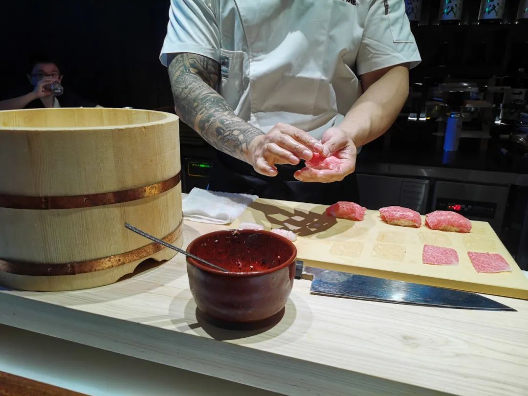 正儿八经的日本米其林一星和牛烧肉,人均980的日料到底值不值?|不差钱测评(图11) 广州牛藏烧肉电话_黑毛和牛烧肉_福州牛妈妈烧肉