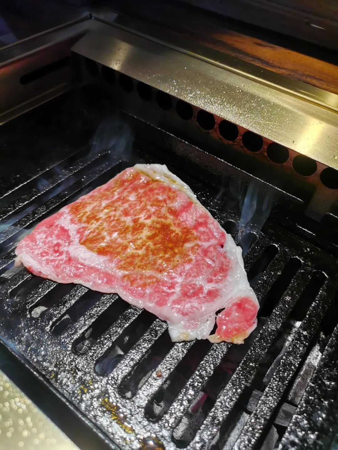 正儿八经的日本米其林一星和牛烧肉,人均980的日料到底值不值?|不差钱测评(图19) 黑毛和牛烧肉_广州牛藏烧肉电话_福州牛妈妈烧肉