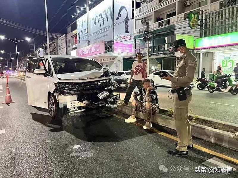 面包车与豪车相撞_面包车撞豪车保险怎么赔_面包车撞豪车的高清图片