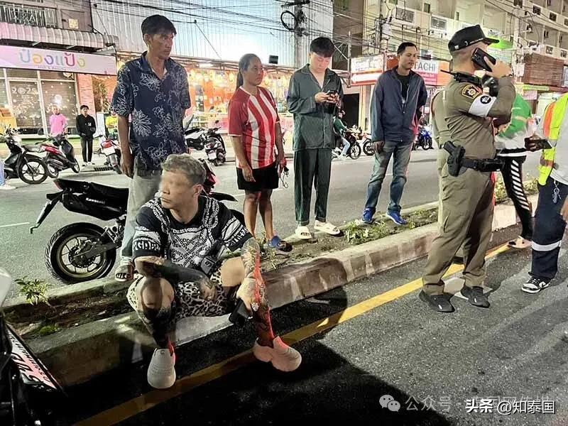 面包车撞豪车的高清图片_面包车撞豪车保险怎么赔_面包车与豪车相撞