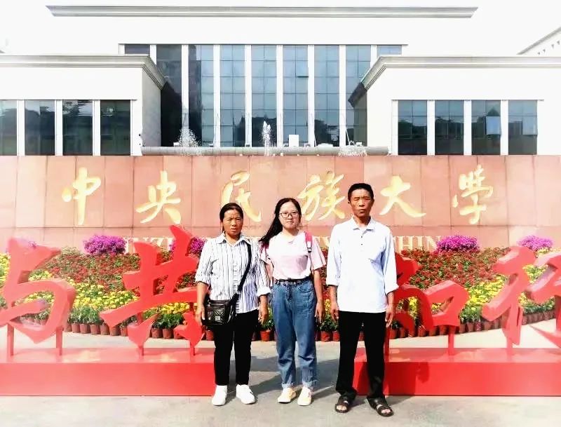 坐在树下看书的女孩_坐在树下看书的小女孩怎么画_坐树下看书女孩简笔画