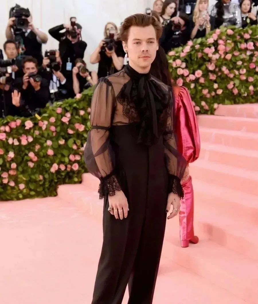 有一种惊艳叫作王一博的女装(图32) 性感时尚潮流女装图片_潮流时尚图片头像_潮流时尚图片高清图