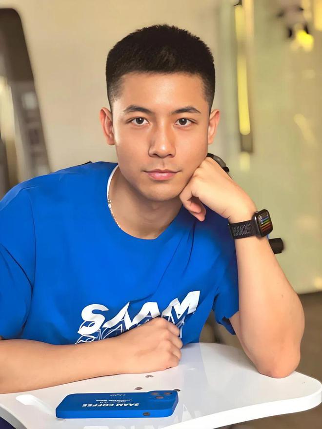 男生“不烫不染”的发型帅气自然,这3款干净利落,谁剪谁好看!(图3) 男生露额发型易打理_男士发型露额头_男士露额发型