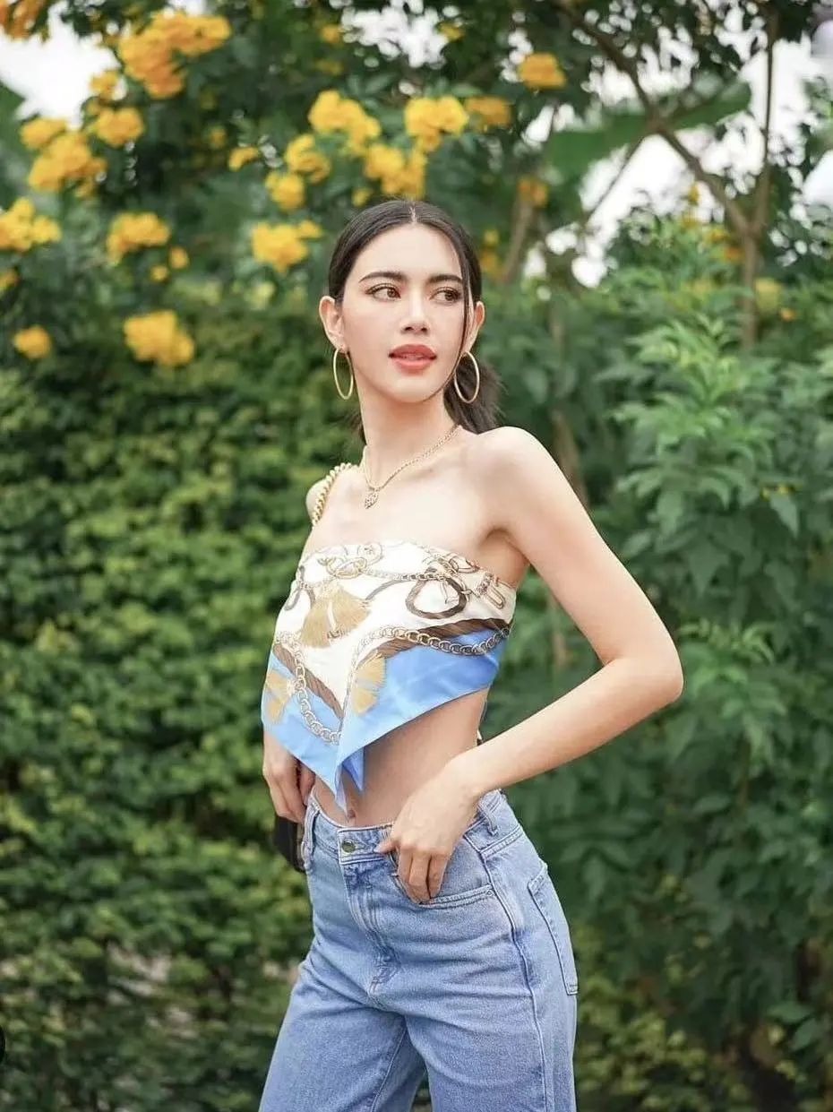 搭配丝巾时髦的衣服_怎样搭配丝巾好看_丝巾时髦搭配