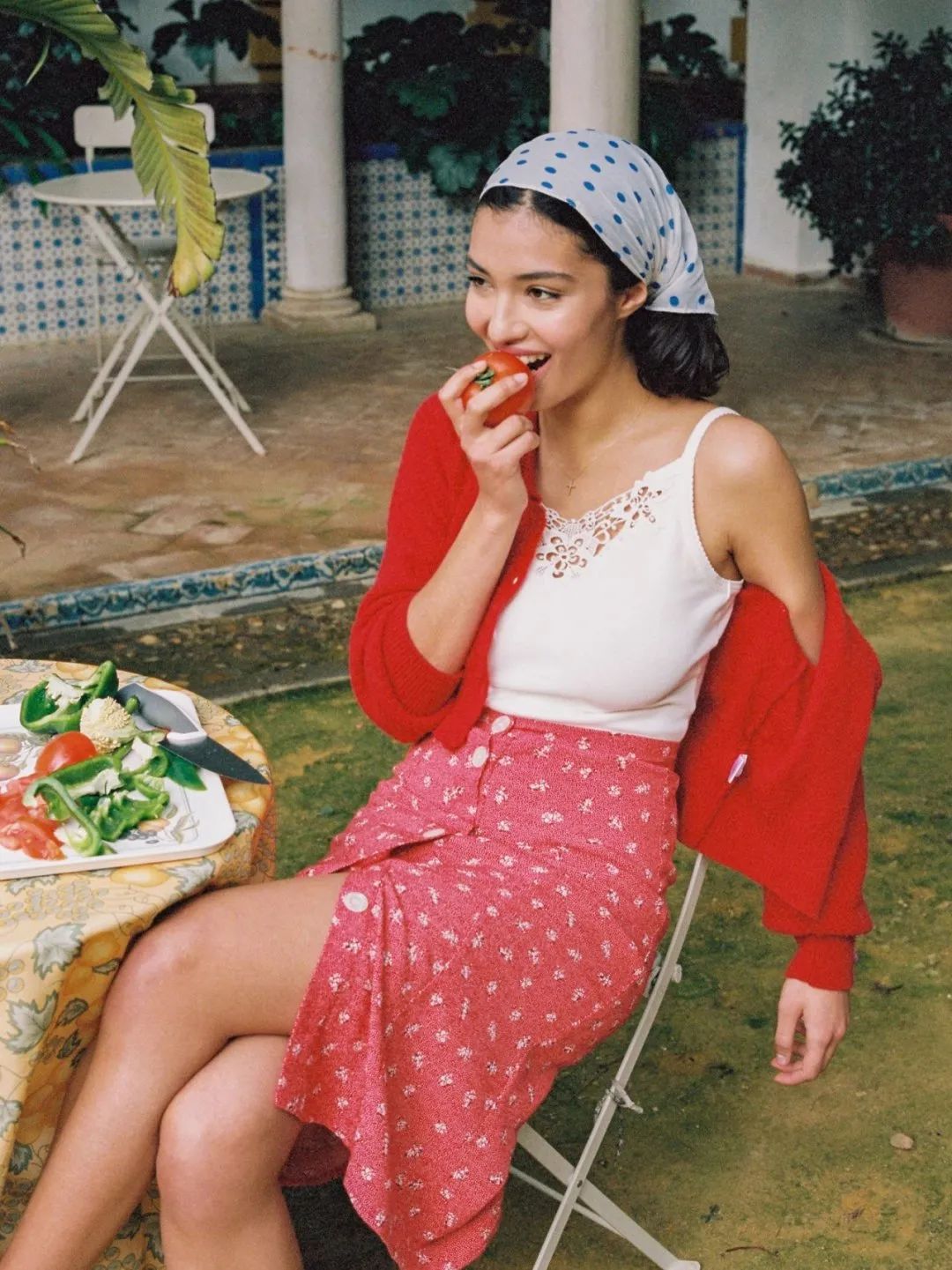 丝巾时髦搭配_搭配丝巾时髦的衣服_怎样搭配丝巾好看