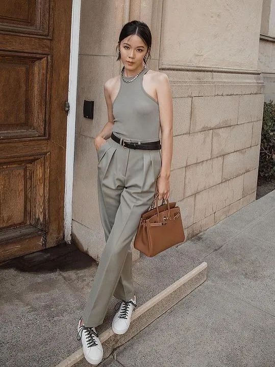 搭配丝巾时髦的衣服_丝巾时髦搭配_怎样搭配丝巾好看