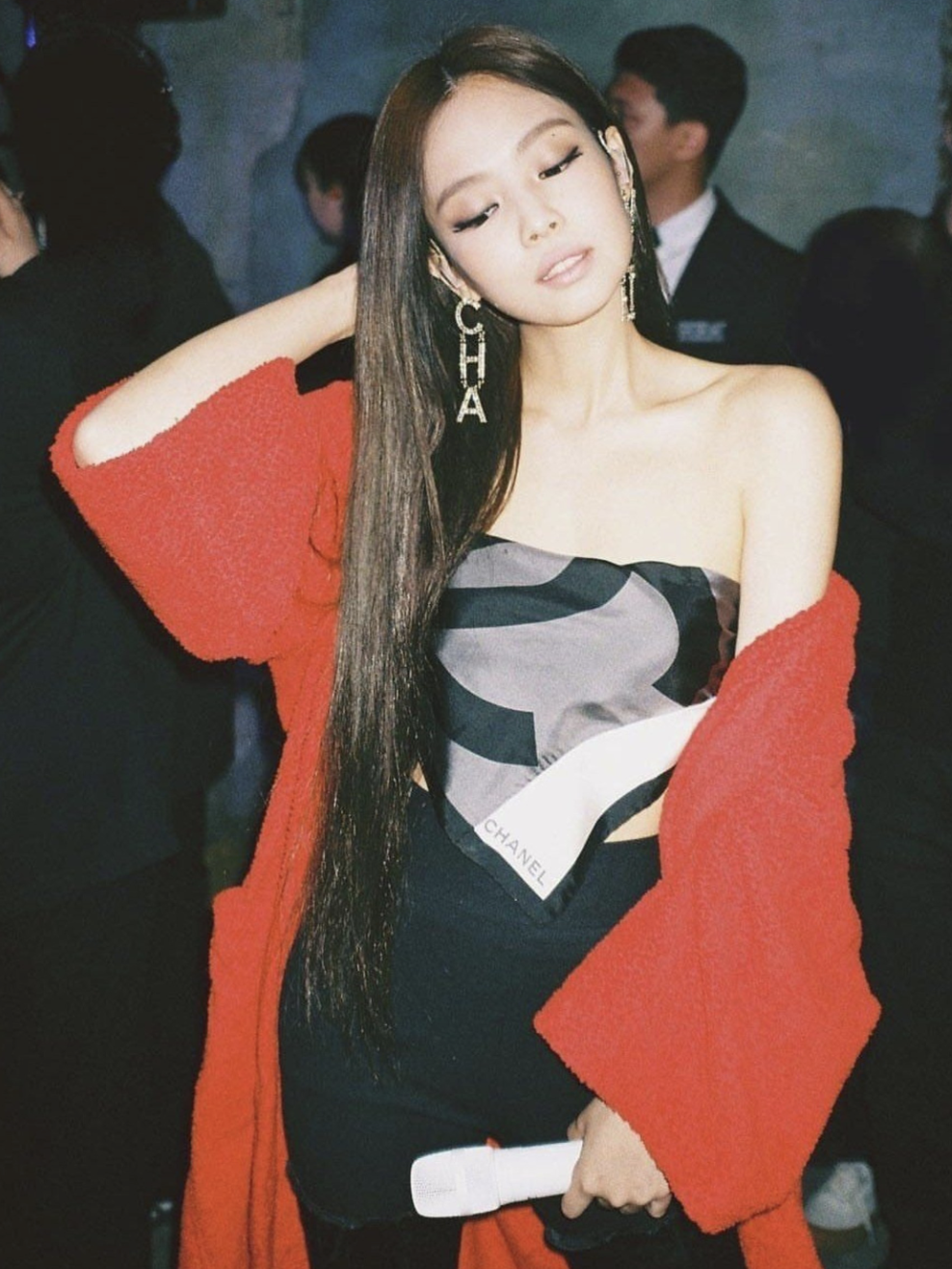 丝巾时髦搭配_怎样搭配丝巾好看_搭配丝巾时髦的衣服