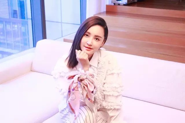 搭配丝巾时髦的衣服_丝巾搭配小妙招_丝巾时髦搭配