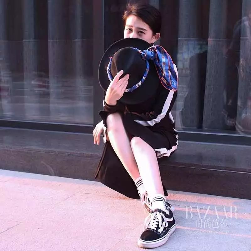 搭配丝巾时髦的衣服_丝巾时髦搭配_丝巾搭配小妙招