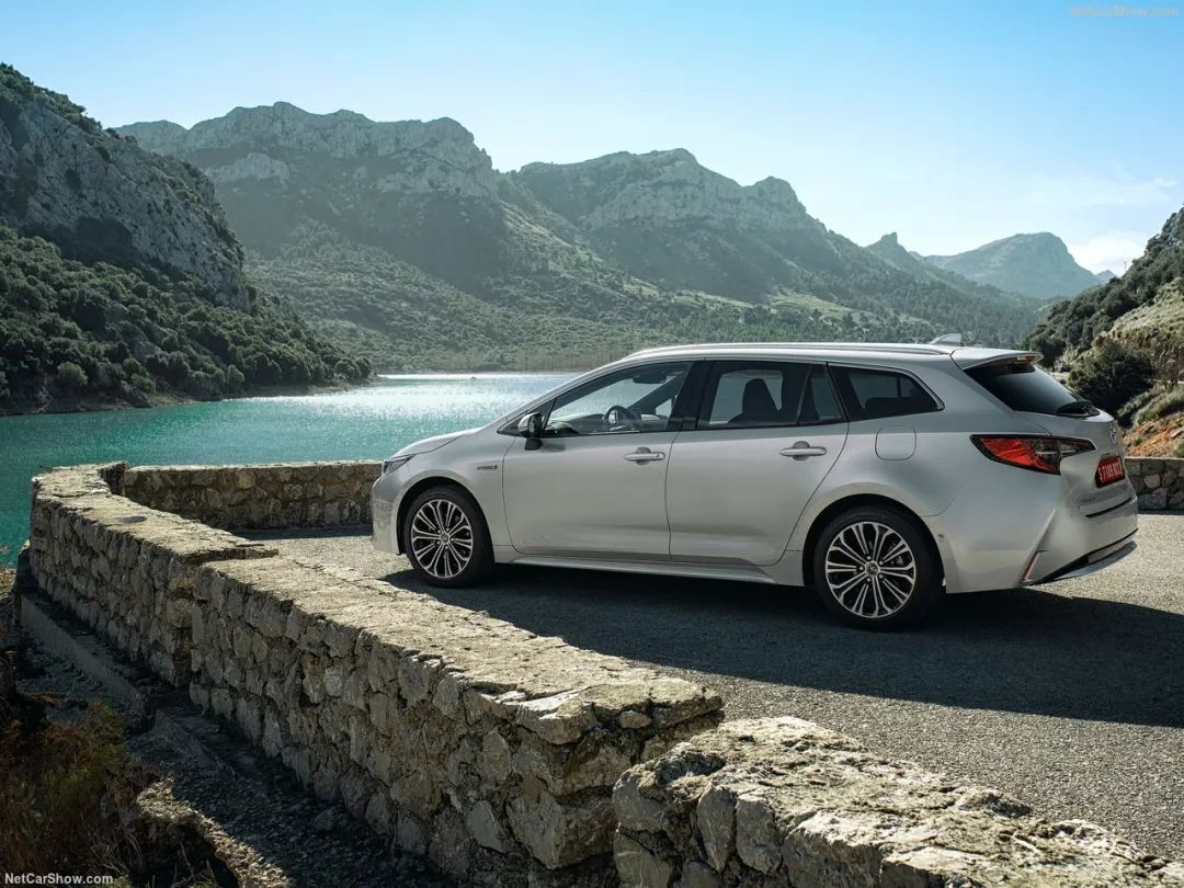 丰田把卡罗拉变成了SUV 还有长轴版? | Y车评(图11) 尾灯长的车_尾灯是椭圆的车_后尾灯又扁又长suv是什么车