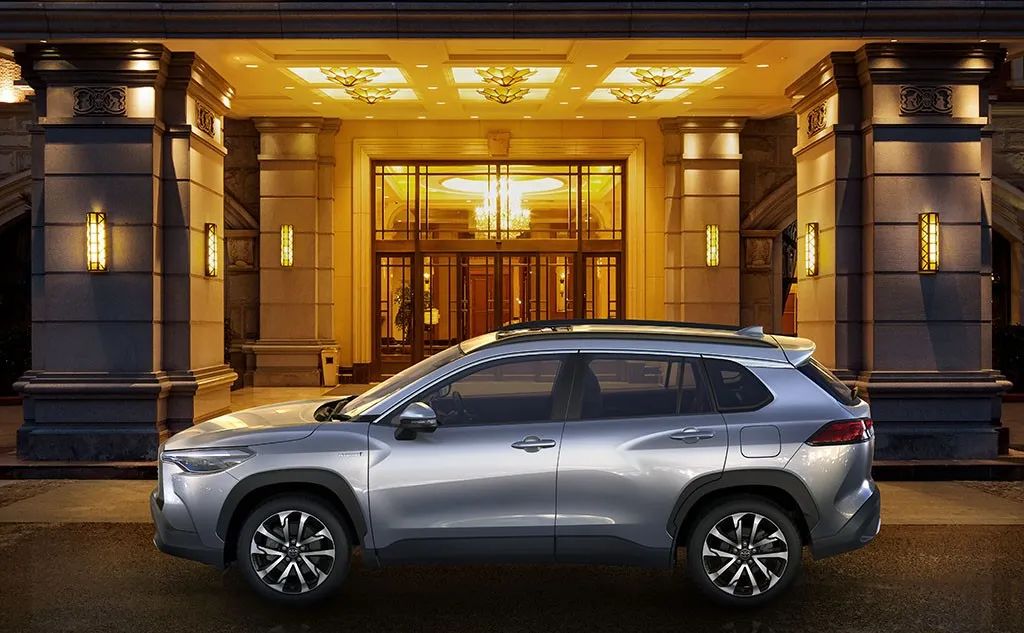 丰田把卡罗拉变成了SUV 还有长轴版? | Y车评(图5) 尾灯长的车_尾灯是椭圆的车_后尾灯又扁又长suv是什么车