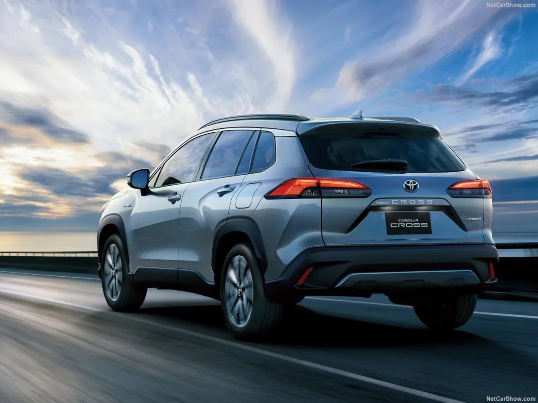 丰田把卡罗拉变成了SUV 还有长轴版? | Y车评(图8) 尾灯长的车_尾灯是椭圆的车_后尾灯又扁又长suv是什么车