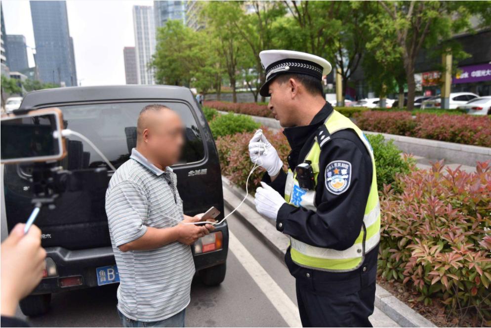 机动车年审有违章可以年审吗_汽车违章可以年检时处理吗_车辆有违章可以年审吗