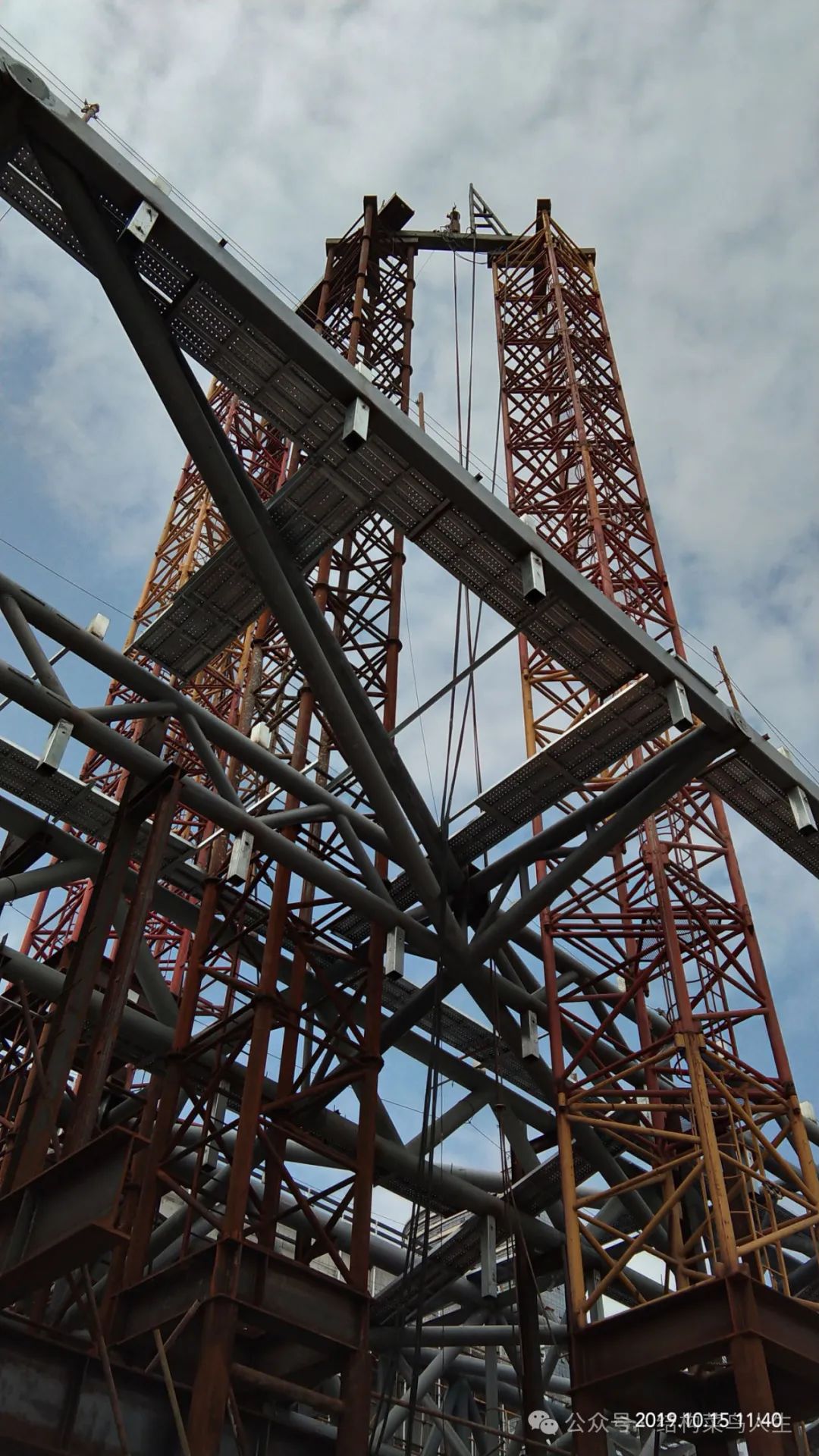 V80 大跨度钢结构安装工艺(三)整体提升(图21) 网架安装方案_方案网架安装规范_网架的施工方案怎么写