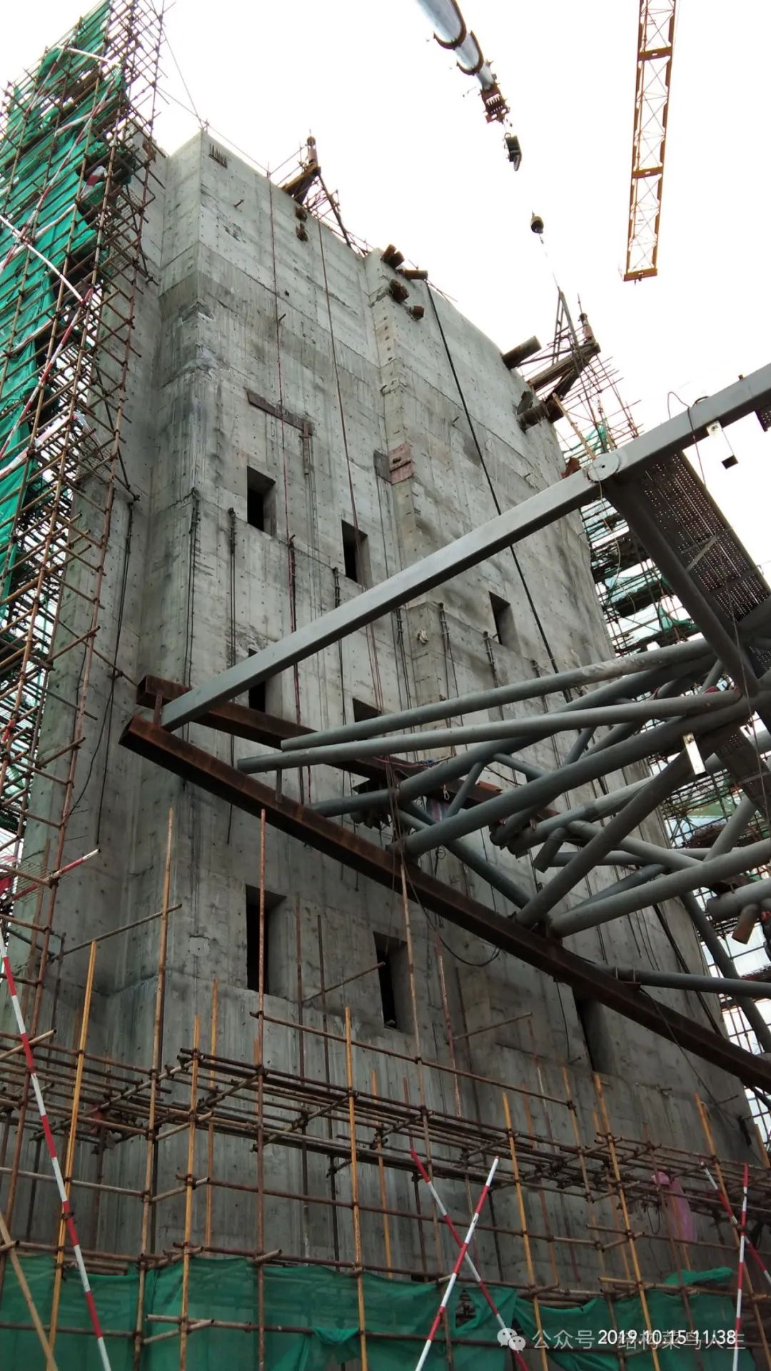 V80 大跨度钢结构安装工艺(三)整体提升(图22) 网架的施工方案怎么写_方案网架安装规范_网架安装方案