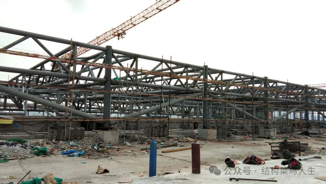 V80 大跨度钢结构安装工艺(三)整体提升(图23) 网架的施工方案怎么写_方案网架安装规范_网架安装方案