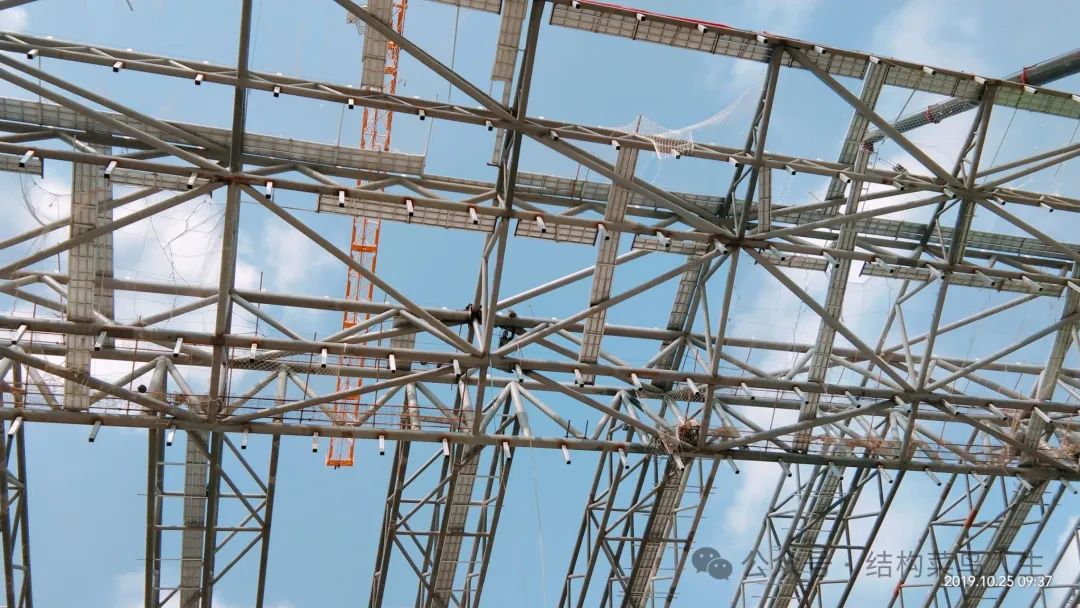 V80 大跨度钢结构安装工艺(三)整体提升(图24) 网架的施工方案怎么写_方案网架安装规范_网架安装方案