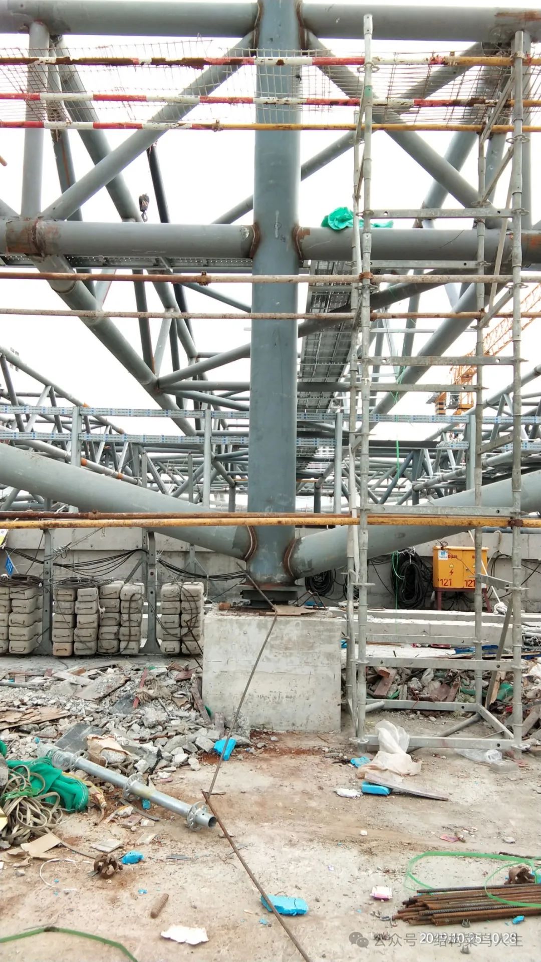 V80 大跨度钢结构安装工艺(三)整体提升(图25) 网架的施工方案怎么写_方案网架安装规范_网架安装方案