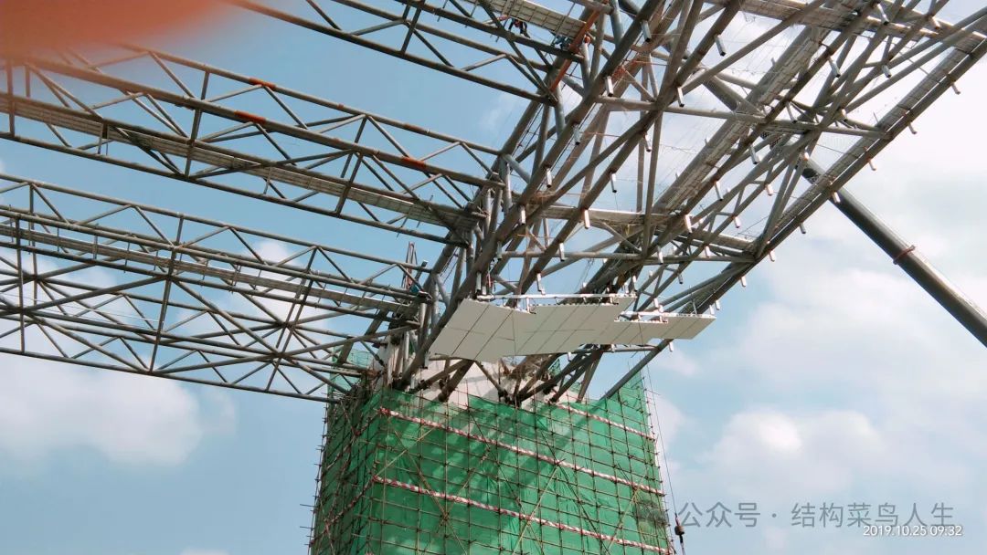 V80 大跨度钢结构安装工艺(三)整体提升(图26) 网架安装方案_方案网架安装规范_网架的施工方案怎么写