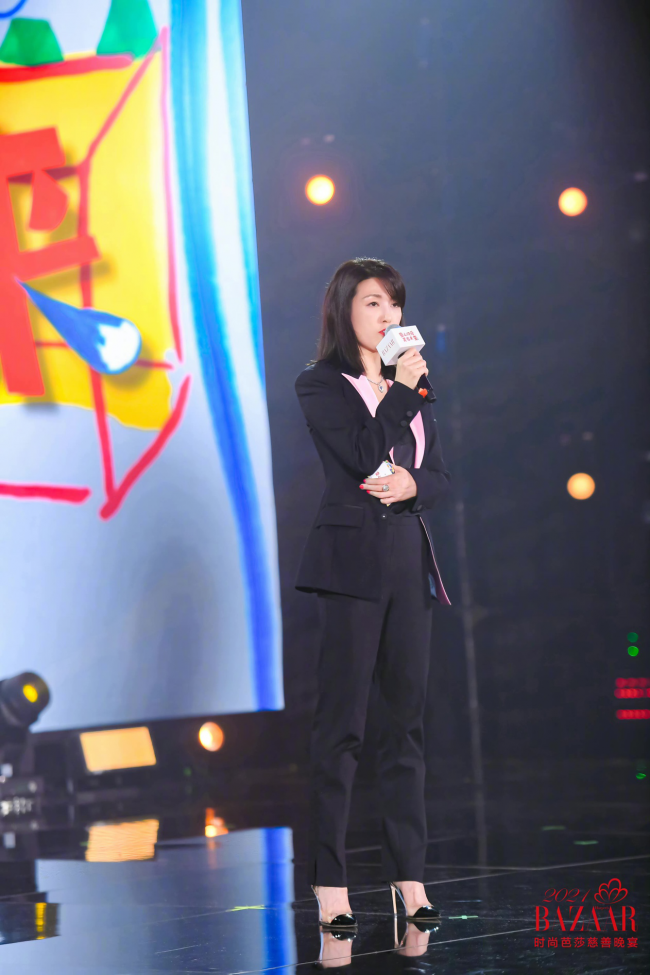 “思源工程”联合《时尚芭莎》募集善款1093万元援建乡村美育教室(图4) 2018慈善芭莎慈善晚会视频_2019芭莎慈善夜的歌曲_芭莎慈善夜儿童公益合唱