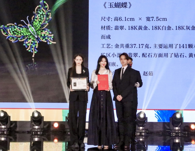 “思源工程”联合《时尚芭莎》募集善款1093万元援建乡村美育教室(图34) 芭莎慈善夜儿童公益合唱_2019芭莎慈善夜的歌曲_2018慈善芭莎慈善晚会视频