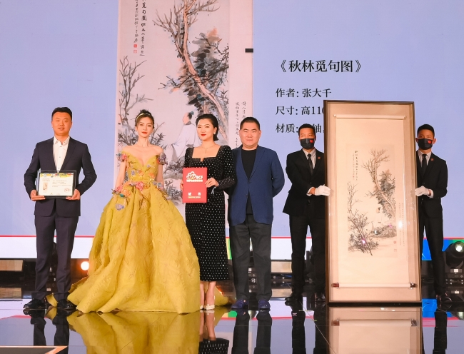 “思源工程”联合《时尚芭莎》募集善款1093万元援建乡村美育教室(图36) 2019芭莎慈善夜的歌曲_芭莎慈善夜儿童公益合唱_2018慈善芭莎慈善晚会视频