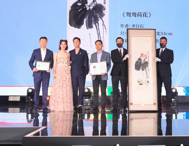 “思源工程”联合《时尚芭莎》募集善款1093万元援建乡村美育教室(图41) 芭莎慈善夜儿童公益合唱_2019芭莎慈善夜的歌曲_2018慈善芭莎慈善晚会视频