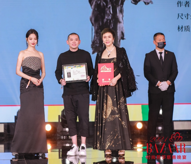 “思源工程”联合《时尚芭莎》募集善款1093万元援建乡村美育教室(图42) 2019芭莎慈善夜的歌曲_2018慈善芭莎慈善晚会视频_芭莎慈善夜儿童公益合唱