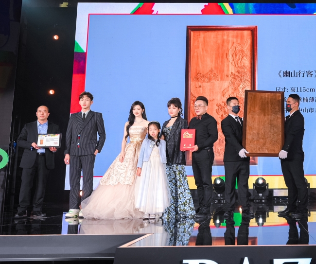 “思源工程”联合《时尚芭莎》募集善款1093万元援建乡村美育教室(图44) 芭莎慈善夜儿童公益合唱_2018慈善芭莎慈善晚会视频_2019芭莎慈善夜的歌曲