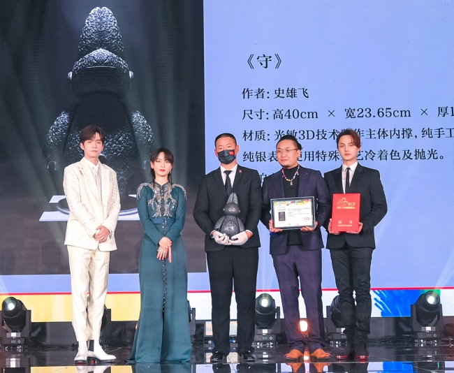 “思源工程”联合《时尚芭莎》募集善款1093万元援建乡村美育教室(图45) 芭莎慈善夜儿童公益合唱_2018慈善芭莎慈善晚会视频_2019芭莎慈善夜的歌曲