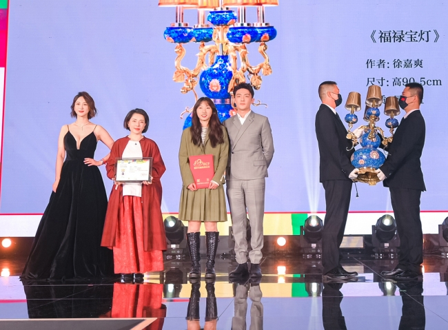 “思源工程”联合《时尚芭莎》募集善款1093万元援建乡村美育教室(图46) 芭莎慈善夜儿童公益合唱_2019芭莎慈善夜的歌曲_2018慈善芭莎慈善晚会视频