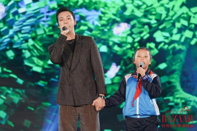 “思源工程”联合《时尚芭莎》募集善款1093万元援建乡村美育教室(图47) 2019芭莎慈善夜的歌曲_芭莎慈善夜儿童公益合唱_2018慈善芭莎慈善晚会视频