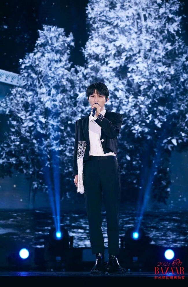 “思源工程”联合《时尚芭莎》募集善款1093万元援建乡村美育教室(图48) 芭莎慈善夜儿童公益合唱_2018慈善芭莎慈善晚会视频_2019芭莎慈善夜的歌曲