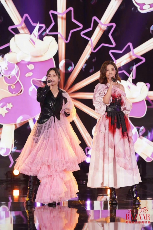 “思源工程”联合《时尚芭莎》募集善款1093万元援建乡村美育教室(图49) 芭莎慈善夜儿童公益合唱_2019芭莎慈善夜的歌曲_2018慈善芭莎慈善晚会视频