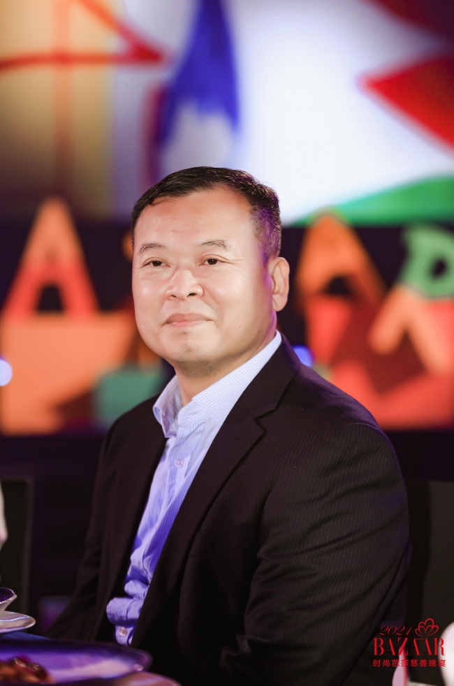 “思源工程”联合《时尚芭莎》募集善款1093万元援建乡村美育教室(图52) 2018慈善芭莎慈善晚会视频_2019芭莎慈善夜的歌曲_芭莎慈善夜儿童公益合唱